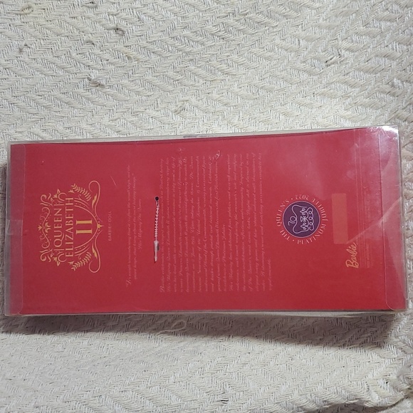 Barbie Queen Elizabeth II 70TH Anniversary Doll - Picture 11 of 11